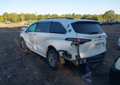 2024 Toyota Sienna Xle z USA, uszkodzony, nr VIN 5TDJRKEC9RS181117